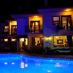 Mandarin & Mango Boutique 3* פאראליה